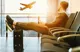 Man Som Väntar På Flyget På Arlanda Flygplats.