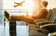 Man Som Väntar På Flyget På Arlanda Flygplats.
