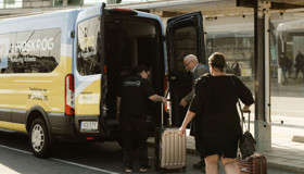 En av Lindskrogs chaufförer hjälper resenärerna med bagaget efter gratis transfer till terminalen på Arlanda.